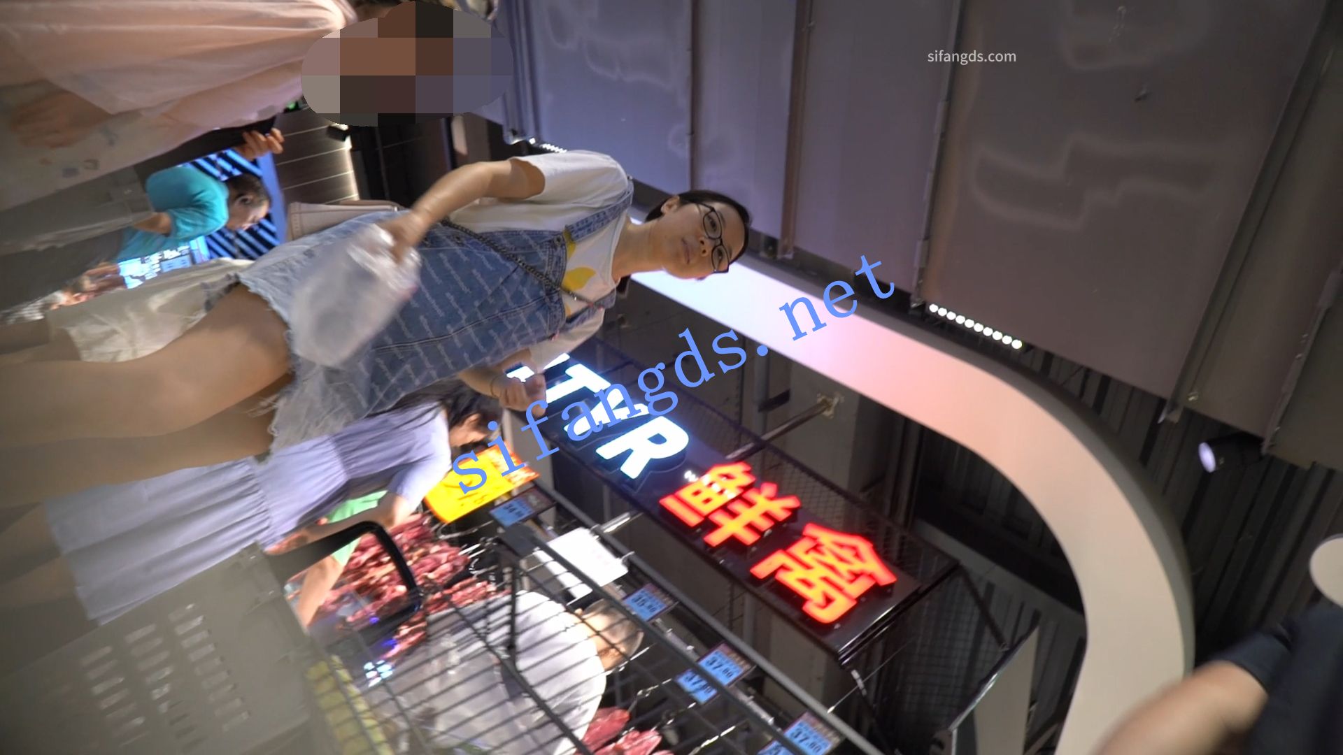 （空城原创）牛仔短裙眼镜少妇逛超市，叶子图案N夹翅膀 预览图 1