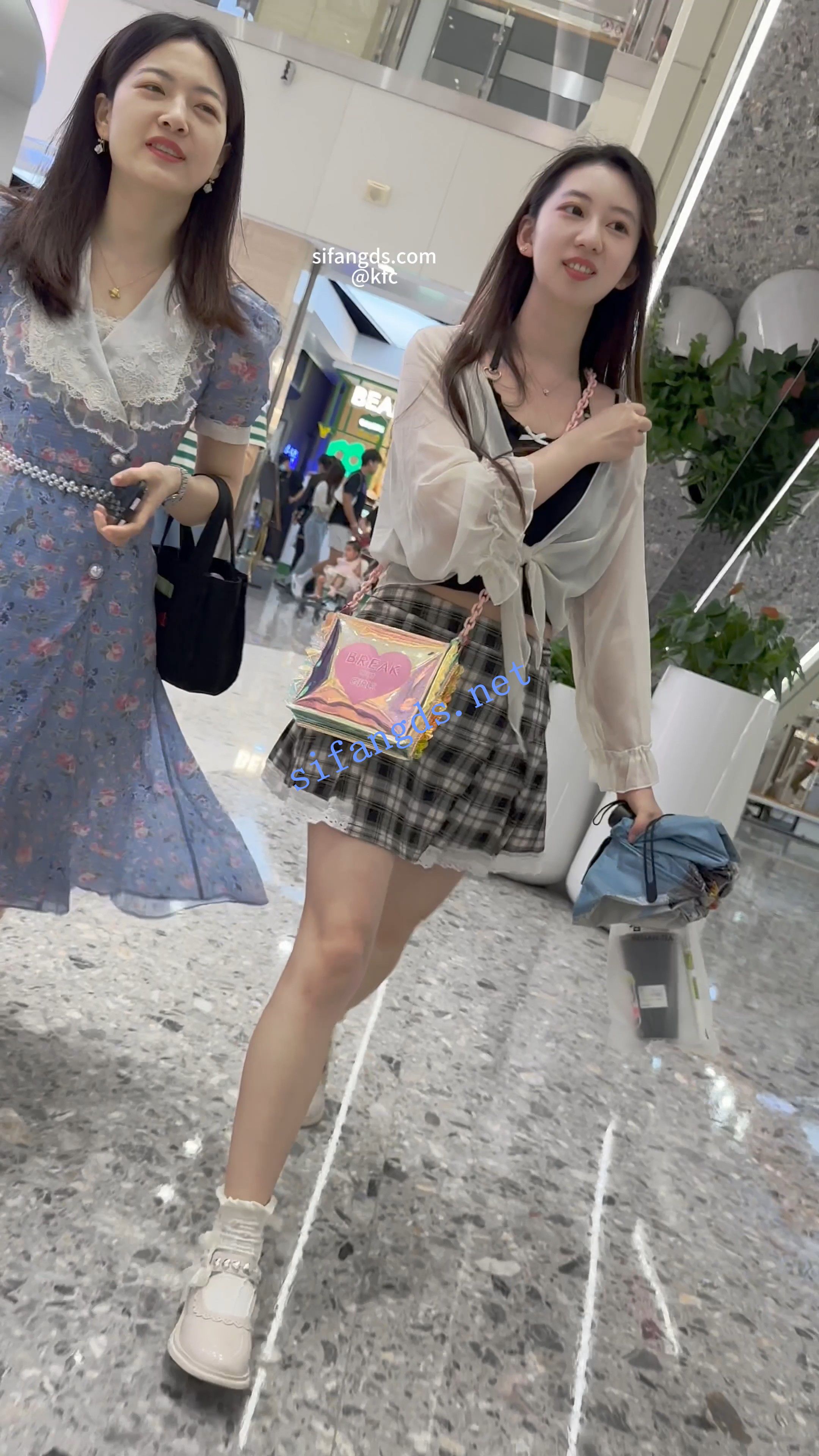 【KFC】短裙靓女和闺蜜逛街。光腿白色内内前后CD 预览图 1