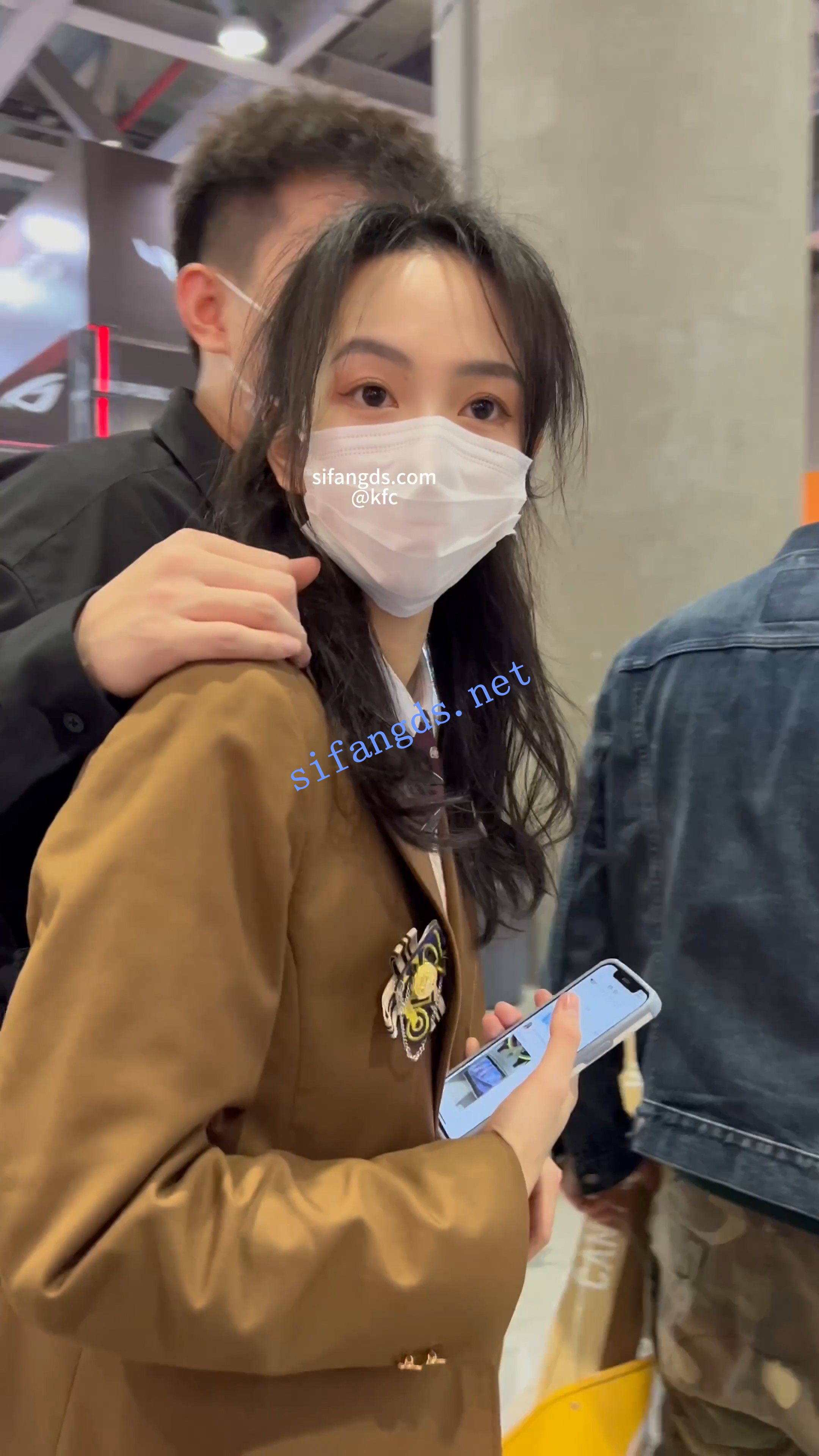 【KFC】制服JK学生妹和男友逛街。黑色丝袜虎纹内内前后CD 预览图 1