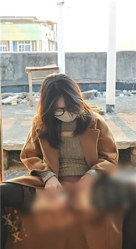 抖音/推特骚姬 桃桃子一个 自慰露出 疯狂插穴流出白色粘液 预览图 10