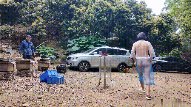 ⚫️天花板露出狂人【cikaimoon】12月新作，真空透明薄纱逛地摊，奔驰大哥倒车回来过眼瘾 预览图 2