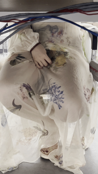 ❤️【极品同事】桌下偷拍女同事走光 潜入她家偷拍内裤 预览图 4