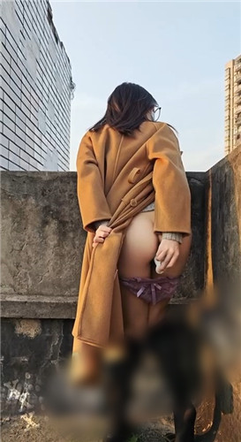 抖音/推特骚姬 桃桃子一个 自慰露出 疯狂插穴流出白色粘液 预览图 9