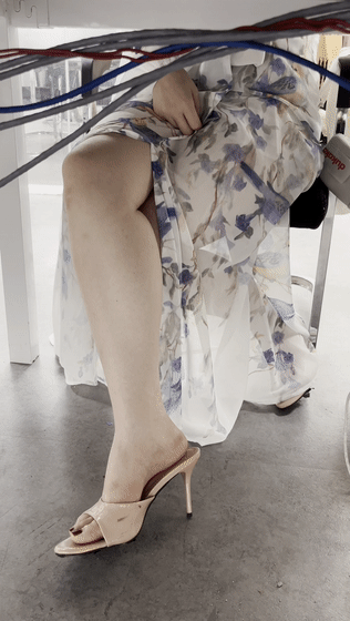 ❤️【极品同事】桌下偷拍女同事走光 潜入她家偷拍内裤 预览图 1