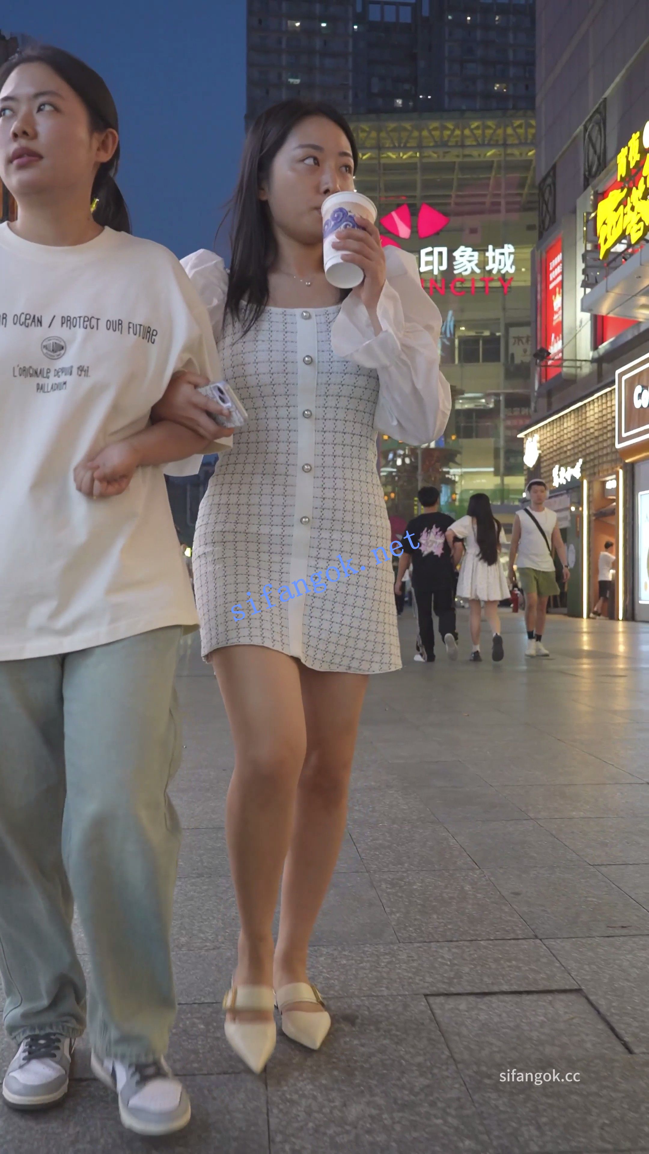 (BC-AA-638)包臀裙少妇逛街..屁股开裆透明情趣内弯腰露黑森林 预览图 1