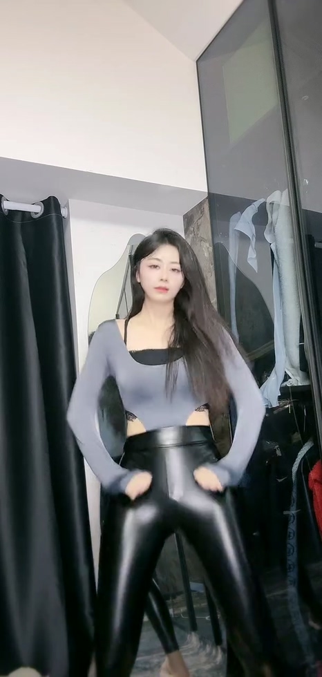 【快手主播】BlackSwan 皮裤 短裤 摩托摇 千斤顶 丝袜等 60v #1 预览图 9