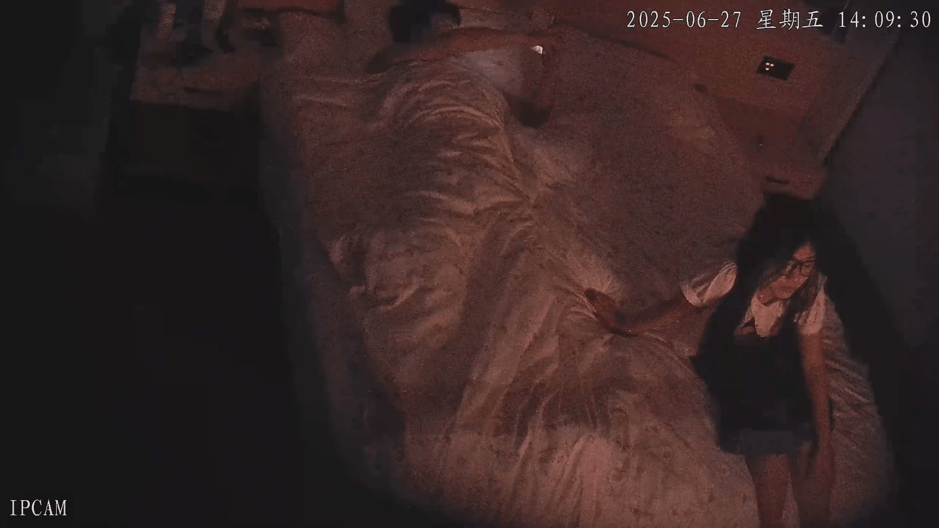 6-28流出酒店稀有台偷拍❤️眼镜学妹倒大霉了遇到个加藤鹰附体的屌丝男友一有空就趴她身上扣穴 预览图 1