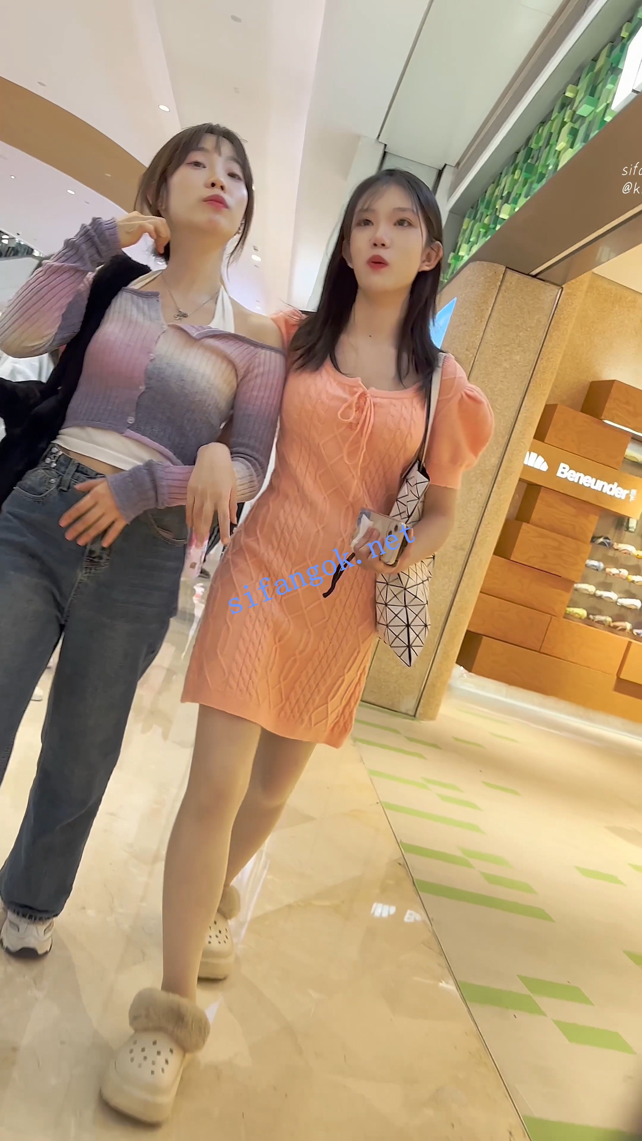 长裙靓女和闺蜜逛街·肉色丝袜有点厚·微透一点白内 预览图 1