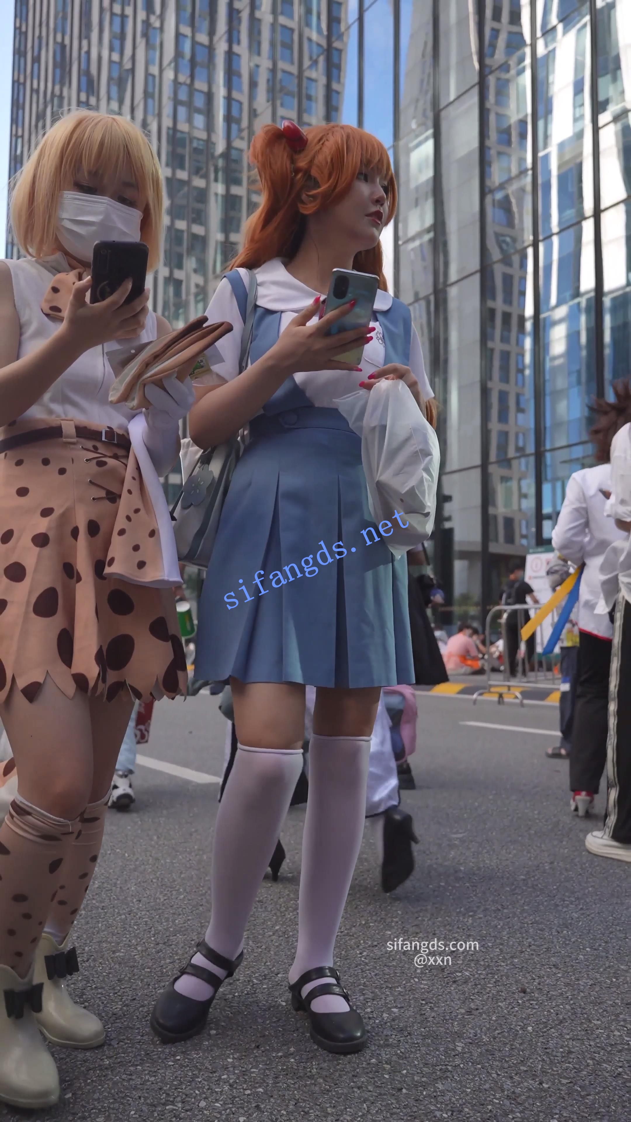 【xxn-235】明日香校服cos小姐姐..可爱草莓内裤跟进地铁拍 预览图 1