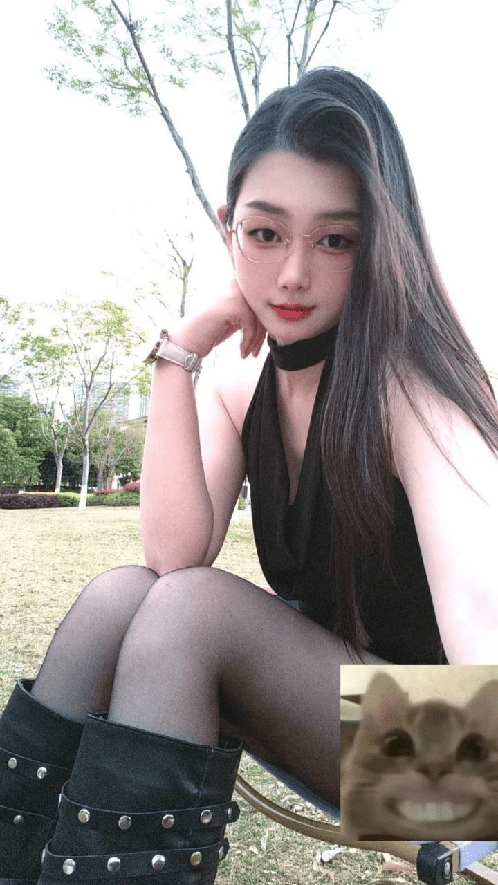 【S级泄密】高颜值抖音网红无毛肥B母狗被爆肏， 高潮迭起呻吟高昂，自己抱着腿超配合，一边抽插骚逼一边喷水8V 预览图 1