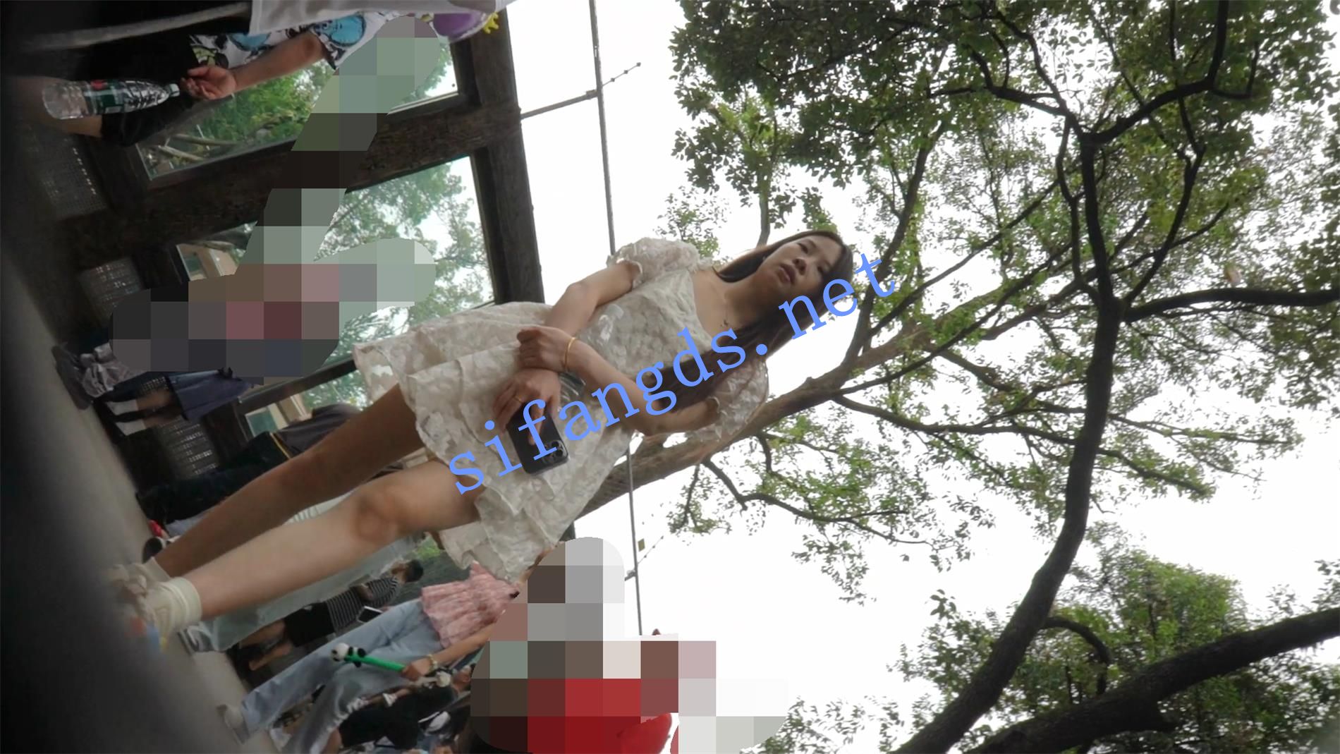 （空城原创）白裙小姐姐和家人逛公园，彩色卫生裤裹肉臀 预览图 1