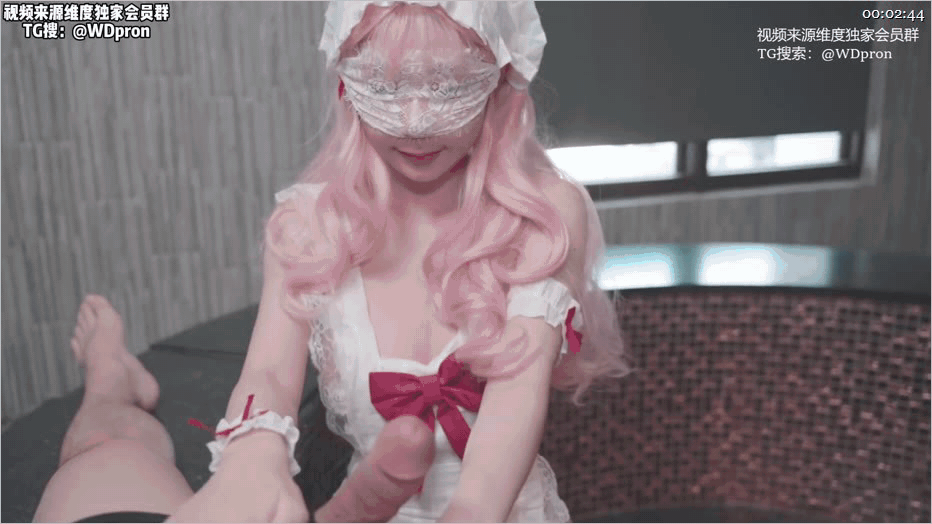 DemiFairyTW台湾大奶女大「爹咪」《穿着暴露女仆装帮忙打扫浴室，她最后连主人的内裤都清理干净》 预览图 1