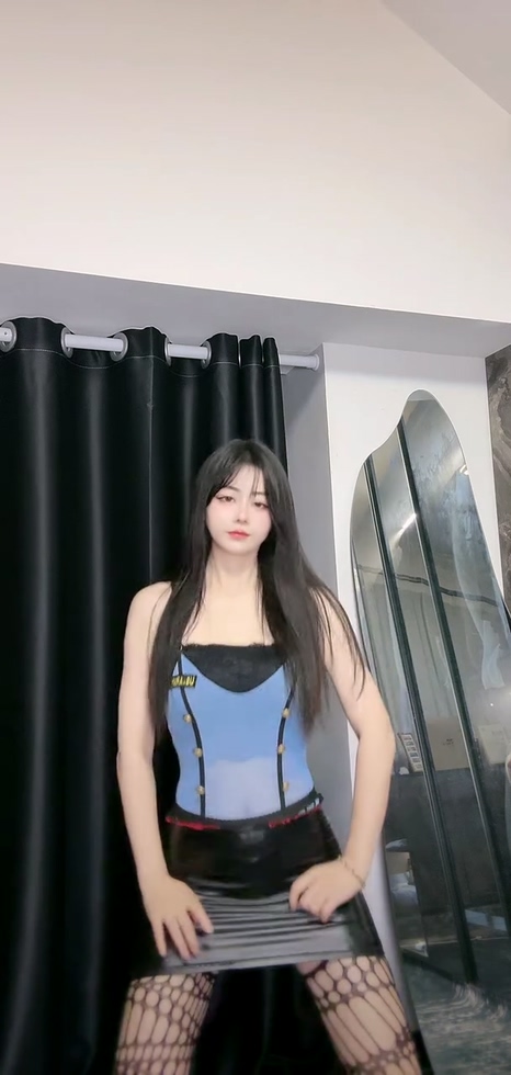 【快手主播】BlackSwan 皮裤 短裤 摩托摇 千斤顶 丝袜等 60v #1 预览图 2