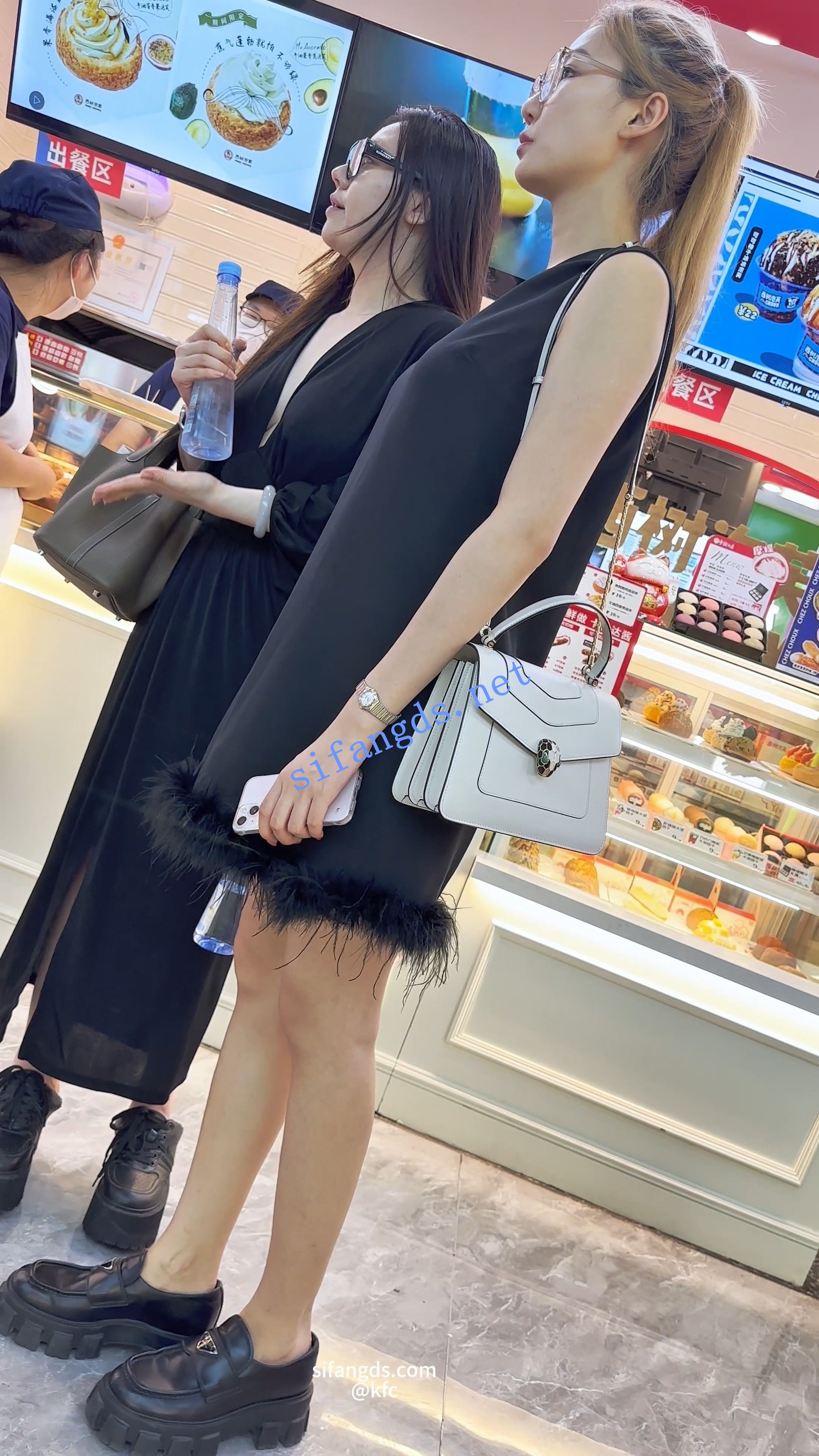 【KFC】长裙眼镜妹和闺蜜逛街买小吃。粉红色骚宅内前后CD 预览图 1