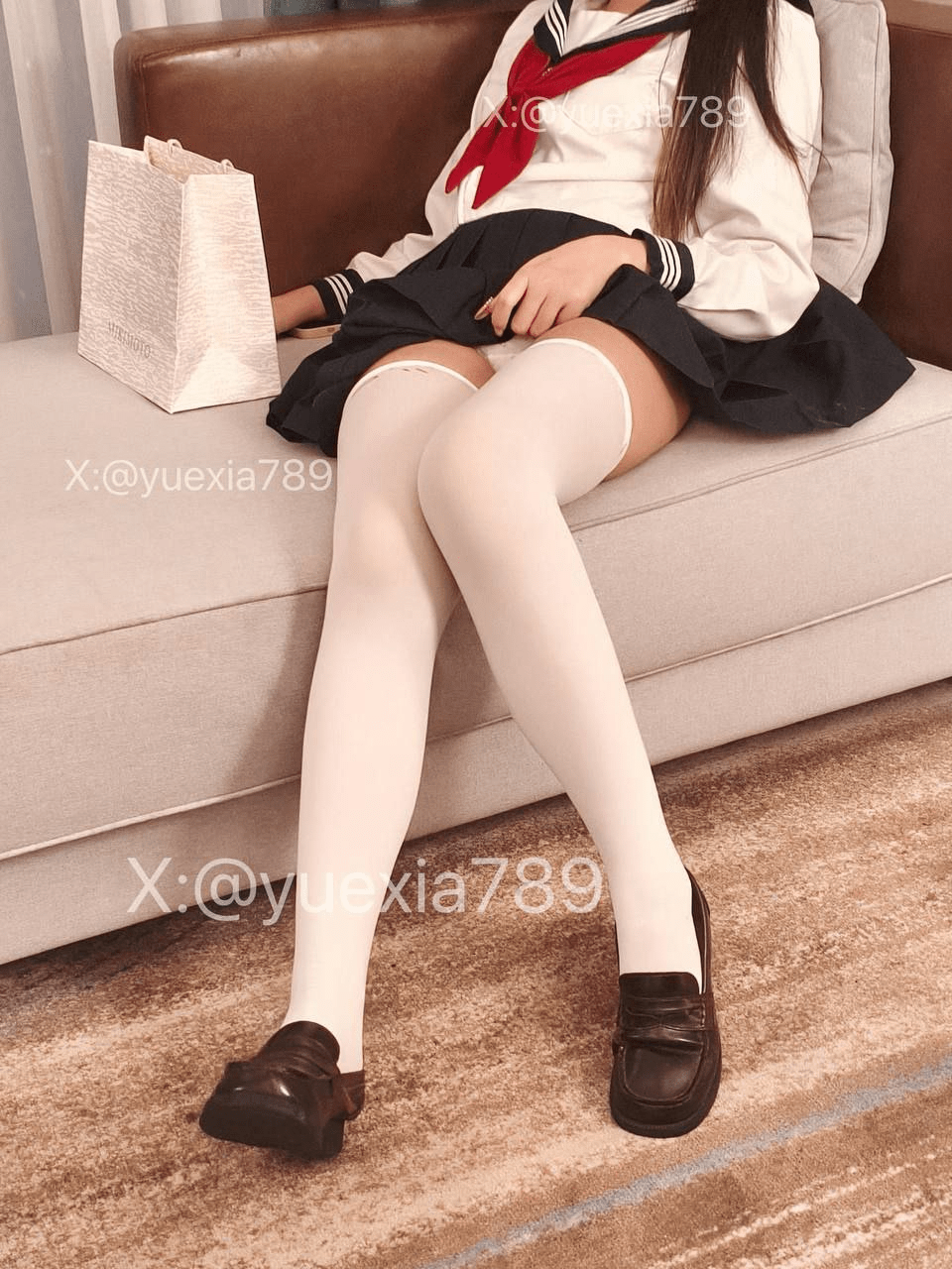 推特顶美JK女神，极品反差母狗「玥下」JK制服白袜双马尾淫妻献给单男，本次巨心酸，绿爆炸了，但为什么心里会那么爽呢9V 预览图 1