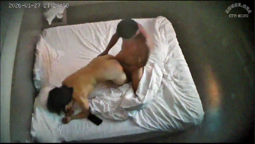 上帝视角 1-27 现在玩女人的高手主力是大叔一脉 确实玩得花 一边操还一边拍照 操完女人自己还拿着手机拍 预览图 2