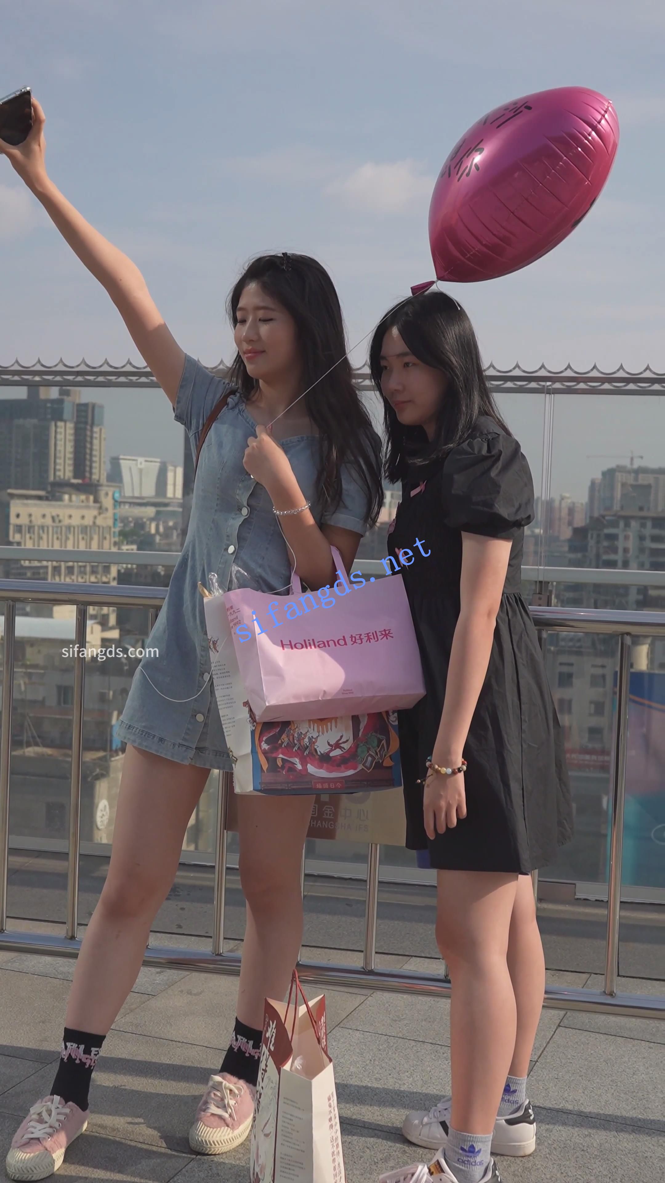 (BC-AA-426)超短牛仔裙小姐姐拍照打卡..微透白内夹进屁股缝 预览图 1