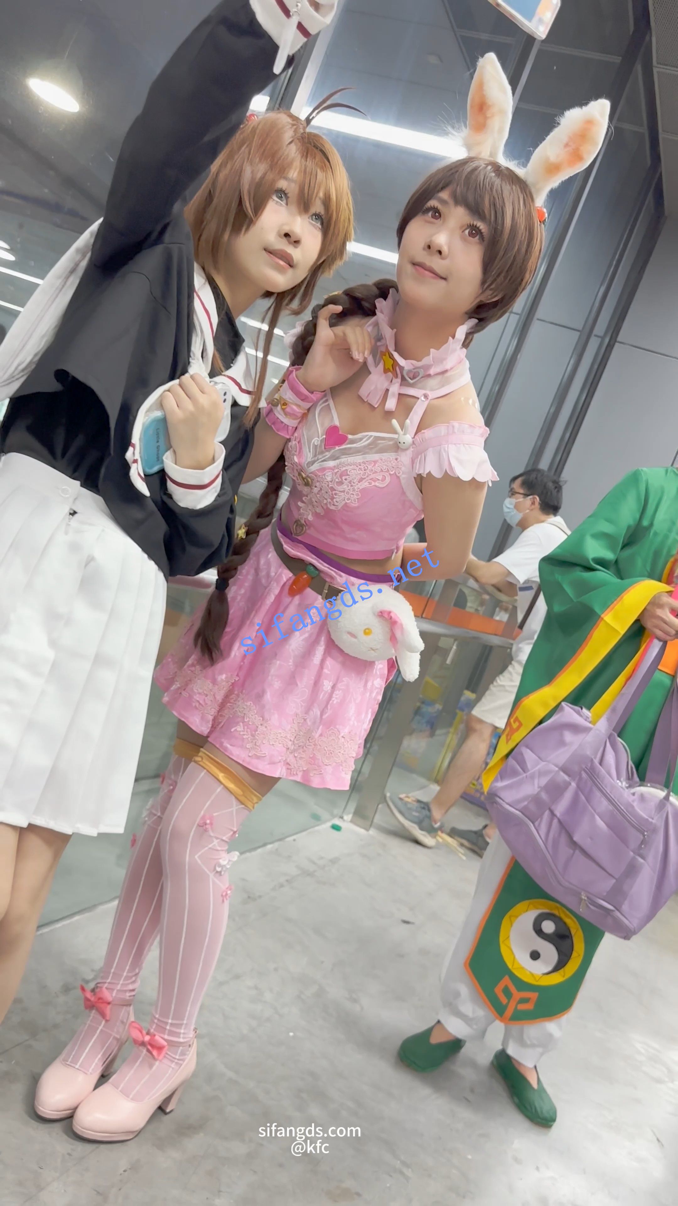 【KFC】兔女郎靓女等人玩手机。粉色过膝袜紫色蕾丝内前后CD 预览图 1