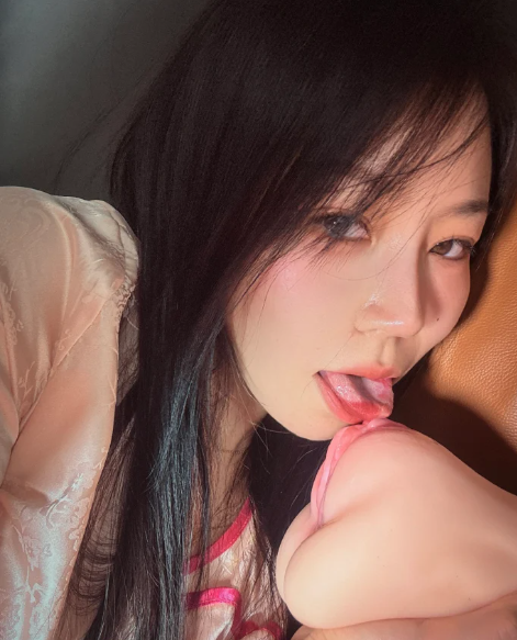 推特37万粉网红福利姬【彤彤乖】高颜值露脸。还是个倒模模特！ 喜欢露出、户外自慰、受虐他调教，KTV裸舞【135V+145P_1.27G】 预览图 1