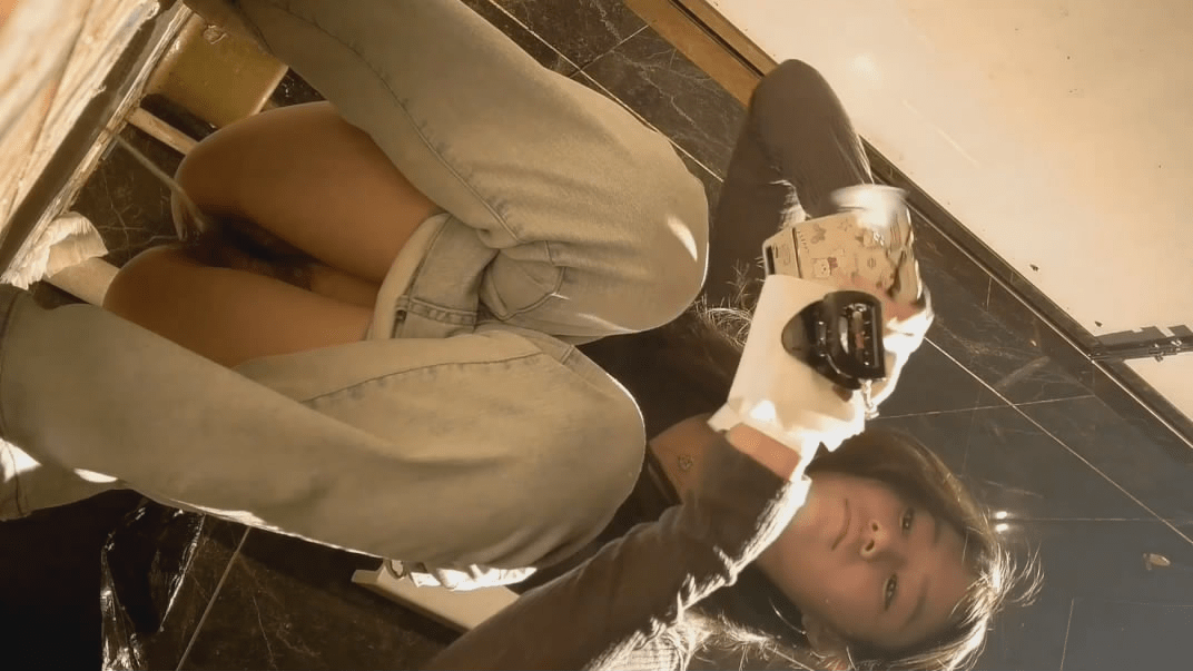 二月最新流出❤️夜总会KTV前景新场景偷拍❤️小姐尿尿大腿纹身靓妹逼逼前面一小撮毛很性感 预览图 1