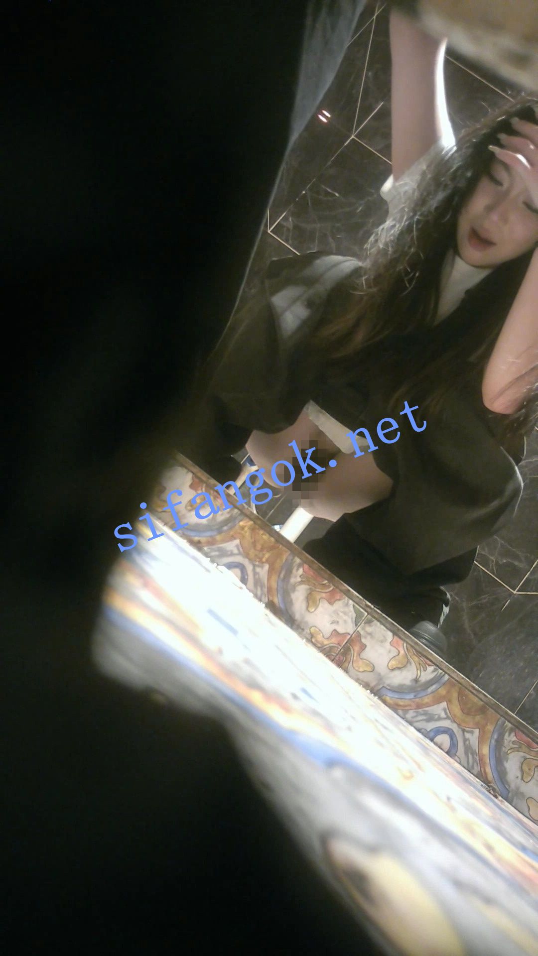 ✅全网首发【酒吧全景厕拍】各种黑丝高跟 美女如云 8 预览图 1