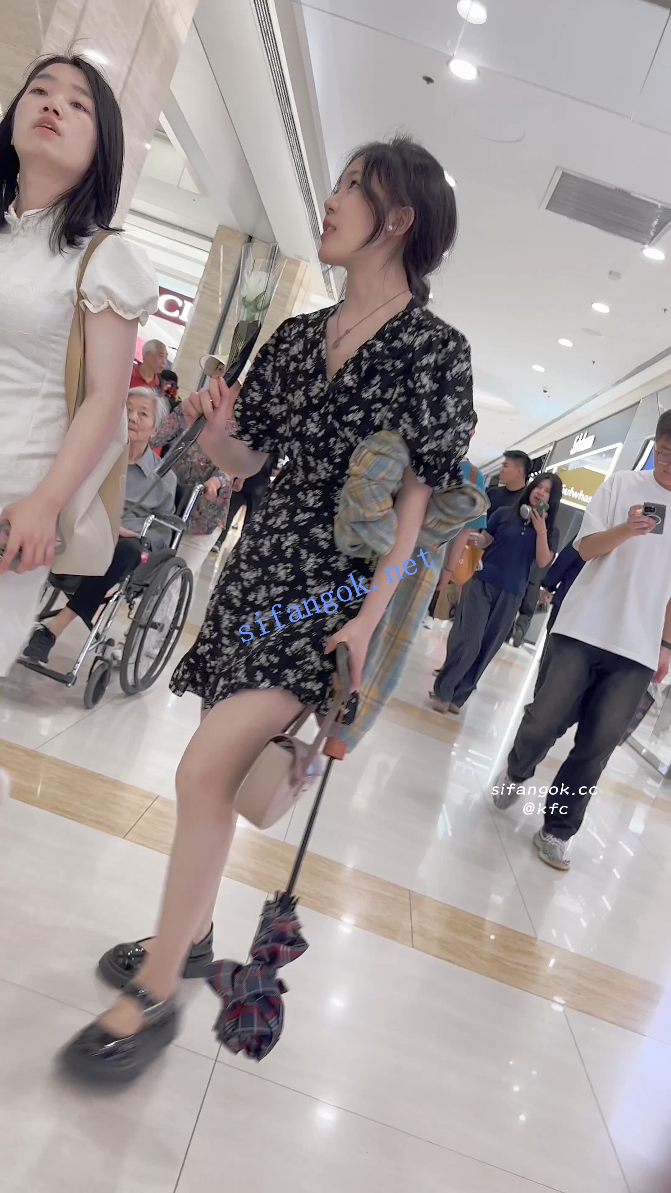 【KFC】长裙学生妹和闺蜜逛街·拿着花四处找帅哥·肉丝袜粉内 预览图 1