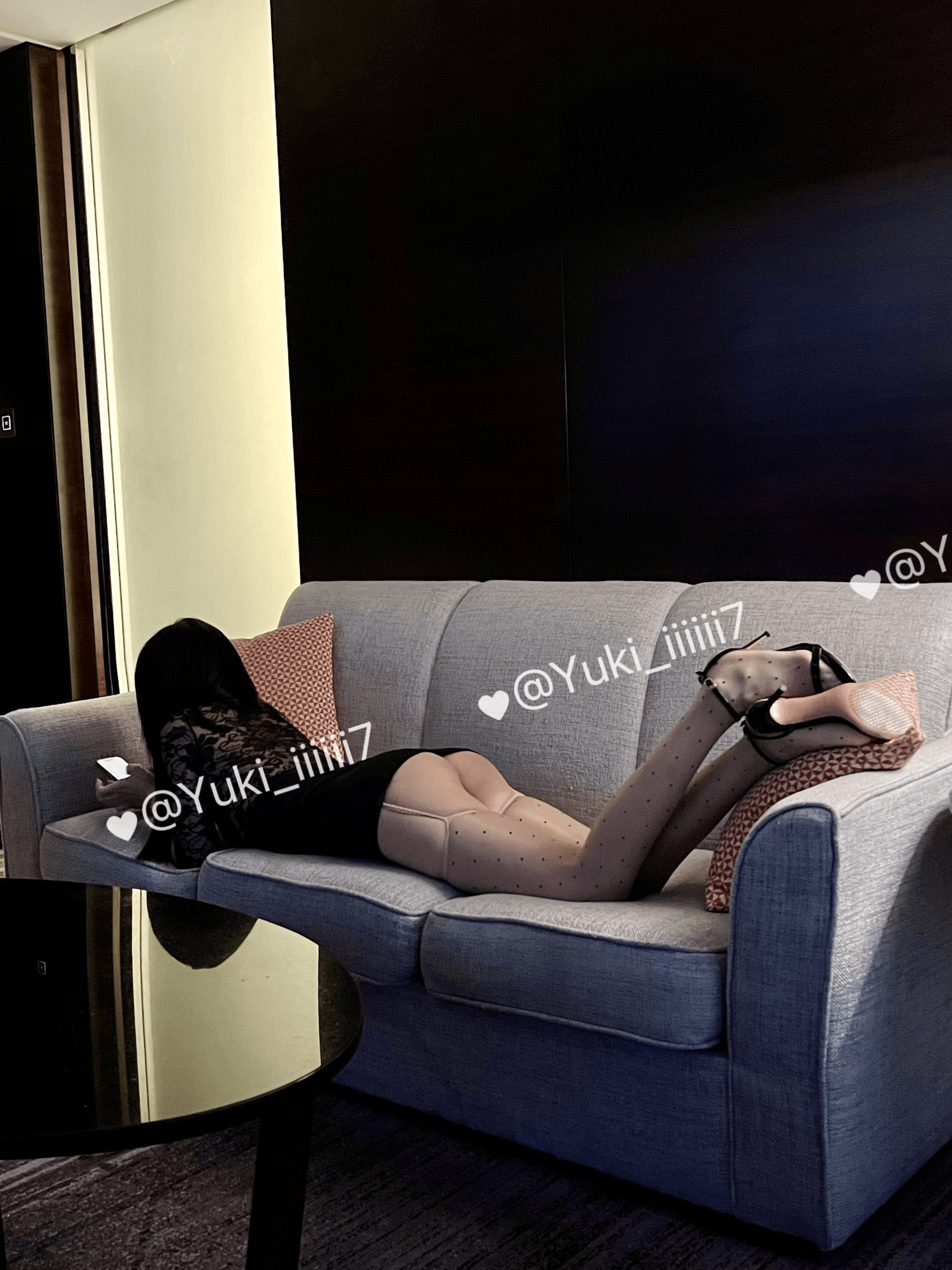 推特00后高学历NTR绿帽与极品美腿反差婊「yuki_iiiiii7」《00年外卖小哥》真实约闪送，送两瓶水，然后勾引闪送 预览图 1