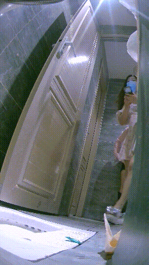 ⚫️精品厕拍，酒吧女厕固定机位真实偷拍超多漂亮小姐姐方便，各种类型，看点十足⑴ 预览图 5