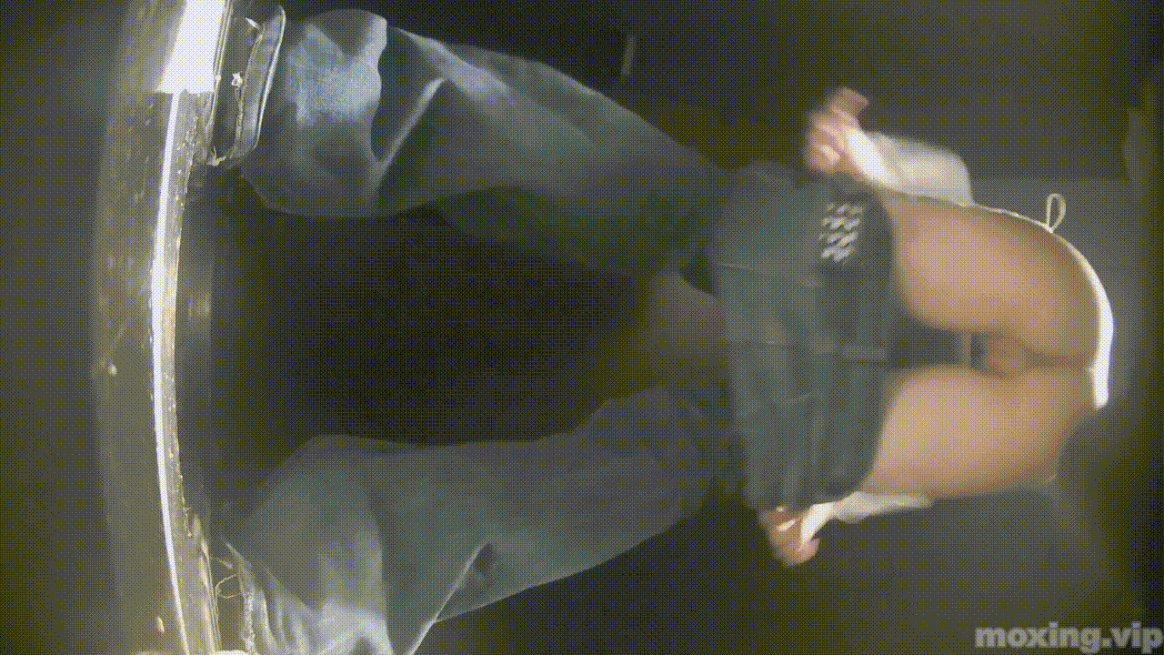 全网首发❤️【厕拍】酒吧绿光系列 后拍几百位小姐姐尿尿 「某房原版」合集【268V+12.4G】 预览图 69