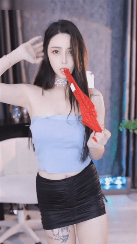 ❣️推荐❣️虎牙颜值少妇【困困】好身材大长腿，道具裸舞自慰，无毛白虎穴，搓奶高潮7V