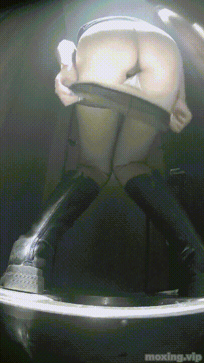 全网首发❤️【厕拍】酒吧绿光系列 后拍几百位小姐姐尿尿 「某房原版」合集【268V+12.4G】 预览图 7