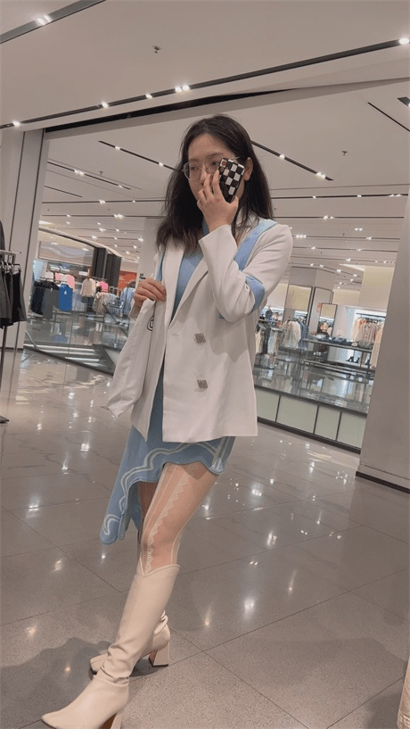 ❣️推荐❣️抄底【白色丝袜眼镜妹】裙子相当有个性，4分钟一直怼着拍，阴户饱满，闷骚性格就希望给狼友看1V