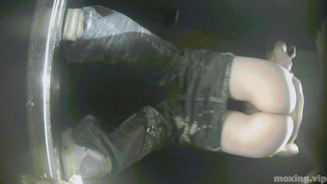 全网首发❤️【厕拍】酒吧绿光系列 后拍几百位小姐姐尿尿 「某房原版」合集【268V+12.4G】 预览图 63