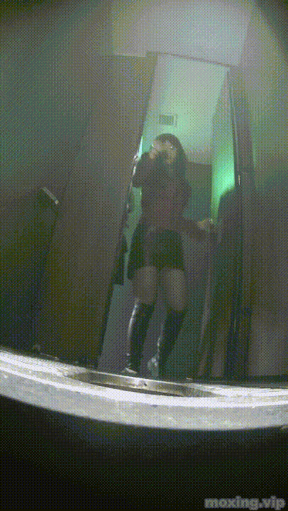 全网首发❤️【厕拍】酒吧绿光系列 后拍几百位小姐姐尿尿 「某房原版」合集【268V+12.4G】 预览图 14