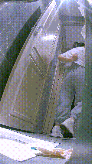 ⚫️精品厕拍，酒吧女厕固定机位真实偷拍超多漂亮小姐姐方便，各种类型，看点十足⑴ 预览图 13