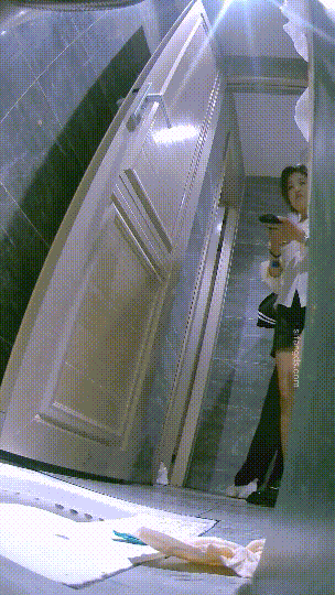 ⚫️精品厕拍，酒吧女厕固定机位真实偷拍超多漂亮小姐姐方便，各种类型，看点十足⑴ 预览图 12