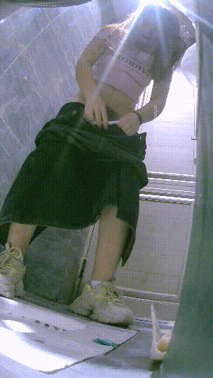 ⚫️精品厕拍，酒吧女厕固定机位真实偷拍超多漂亮小姐姐方便，各种类型，看点十足⑴ 预览图 4