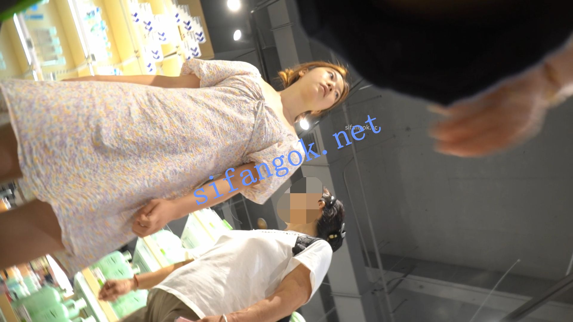 （空城原创）连衣裙小姐姐逛超市，淡黄N夹翅膀包裹翘臀 预览图 1