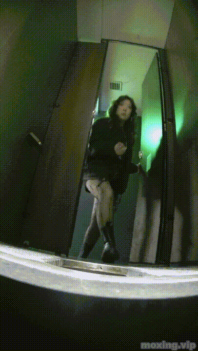 全网首发❤️【厕拍】酒吧绿光系列 后拍几百位小姐姐尿尿 「某房原版」合集【268V+12.4G】 预览图 10