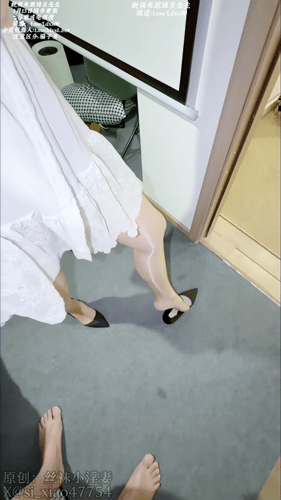 推特武汉绿帽情侣博主【丝袜小淫妻】档油亮黑丝淫妻被野汉猛操【91V43G】 预览图 21