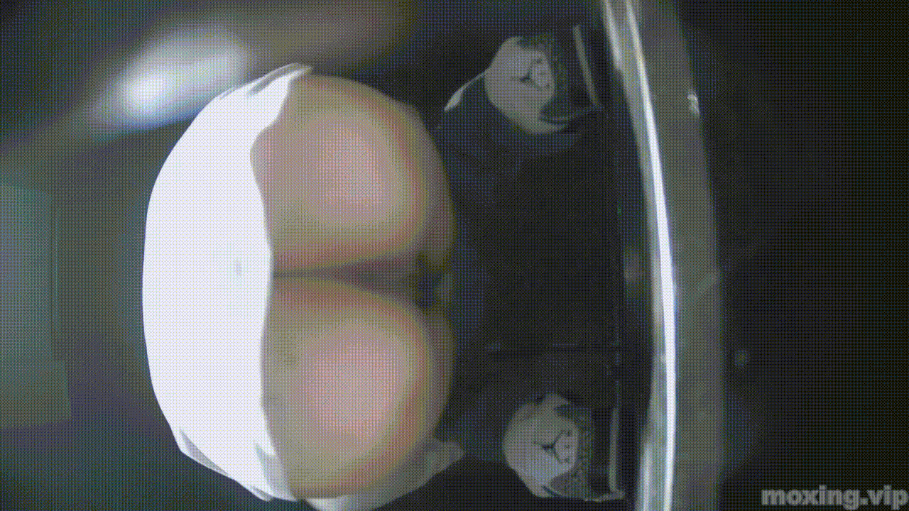 全网首发❤️【厕拍】酒吧绿光系列 后拍几百位小姐姐尿尿 「某房原版」合集【268V+12.4G】 预览图 54