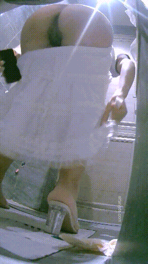 ⚫️精品厕拍，酒吧女厕固定机位真实偷拍超多漂亮小姐姐方便，各种类型，看点十足⑴ 预览图 10