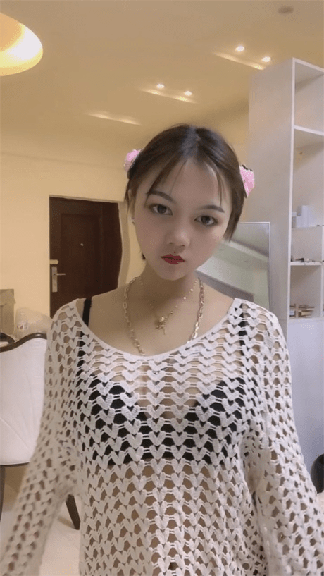 ❣️推荐❣️快手颜值嫩妹【春姐】网络卖淫女，人瘦大奶萝莉脸，一对一视频被出卖，喜欢用手指撩奶头自慰54V