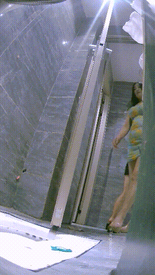 ⚫️精品厕拍，酒吧女厕固定机位真实偷拍超多漂亮小姐姐方便，各种类型，看点十足⑴ 预览图 17