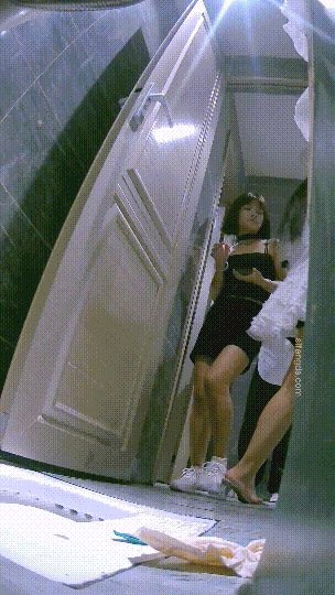 ⚫️精品厕拍，酒吧女厕固定机位真实偷拍超多漂亮小姐姐方便，各种类型，看点十足⑴ 预览图 11