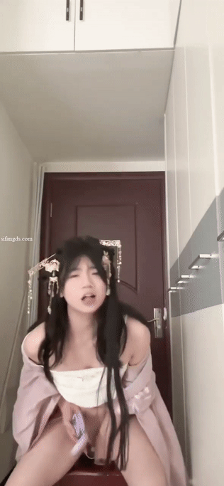 ❤️【学生妹自拍裸聊】学生妹被忽悠自拍裸聊 抠逼爆菊 预览图 2