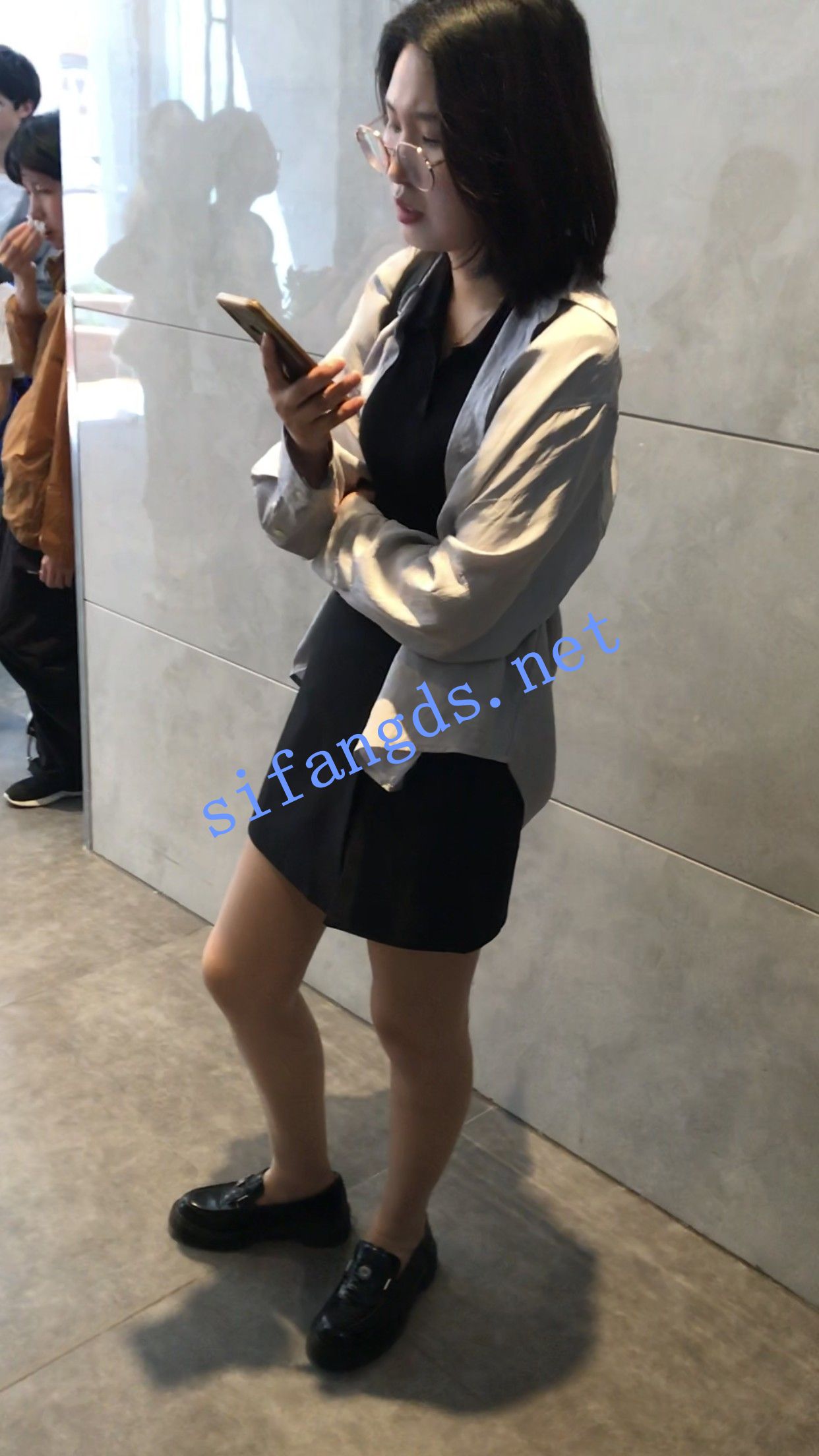 【TKCD】172.扶梯上把手机伸进眼镜肉丝MM的裙底 预览图 1