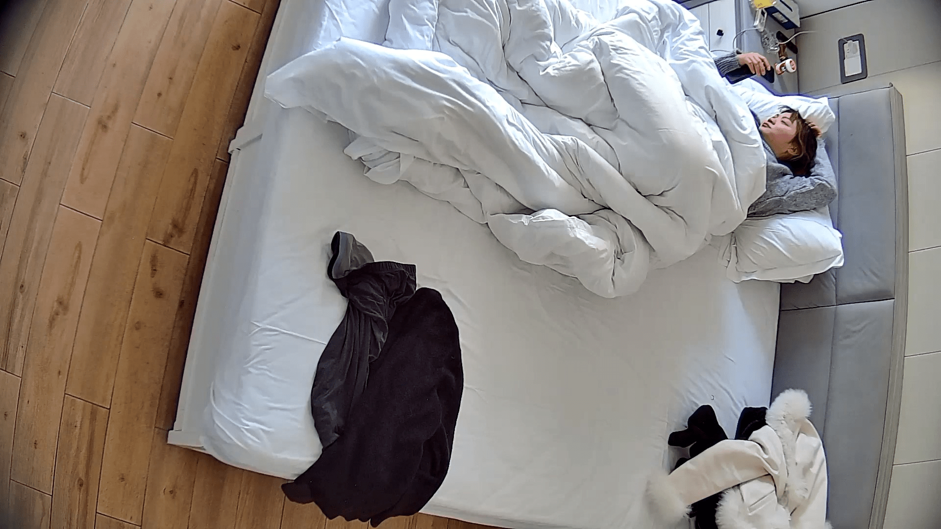 2-3流出酒店偷拍❤️饥渴少妇勾引闺蜜老公开房偷情主动骑坐鸡巴上位啪啪干完搂着睡觉 预览图 1