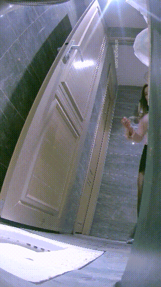 ⚫️精品厕拍，酒吧女厕固定机位真实偷拍超多漂亮小姐姐方便，各种类型，看点十足⑶ 预览图 18