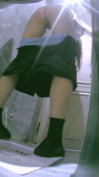 ⚫️精品厕拍，酒吧女厕固定机位真实偷拍超多漂亮小姐姐方便，各种类型，看点十足⑶ 预览图 6